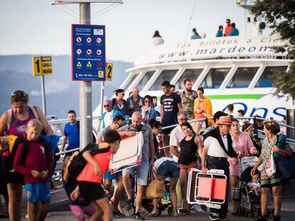 Pasajeros en la zona de embarque del puerto de Vigo, desde donde salen los barcos con destino a las Islas Cíes.