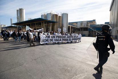 Protesta del sector lechero andaluz ante la sede de Puleva en Granada, el 11 de noviembre pasado.