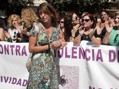Juana Rivas, de pie en el centro, en una manifestaci&oacute;n a finales de julio en Maracena (Granada). 