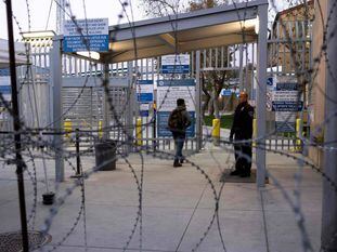 Un hombre camina en la garita de San Ysidro-Tijuana.