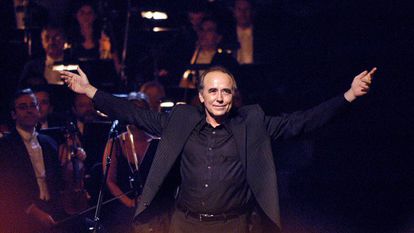 El cantautor español Joan Manuel Serrat en una presentación en el Teatro Colón de Buenos Aires (Argentina) en 2004.