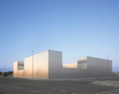 Edificio industrial de Montajes Eléctricos en Don Benito (Badajoz), "un gran cajón de una radicalidad y limpieza ejemplares". |