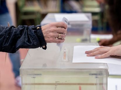 Una persona ejerce su derecho al voto en las elecciones del 28-M.