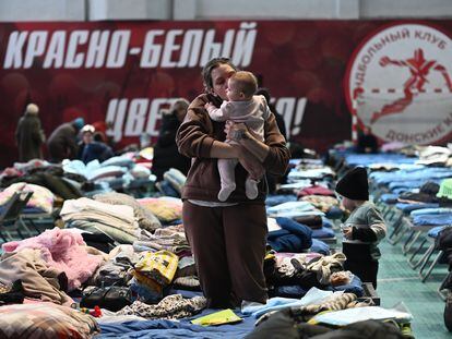 Centro de acogida temporal para refugiados ucranios en una escuela deportiva en la ciudad rusa de Taganrog, el pasado marzo.