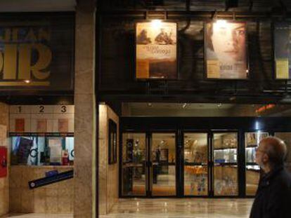 El acceso a los cines Renoir en su último día de actividad, el lunes.