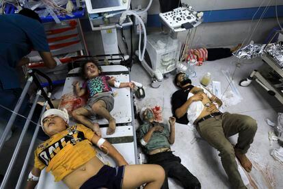 Cinco palestinos heridos en un bombardeo israelí, en el hospital Al Shifa, en Gaza, el pasado 23 de octubre.