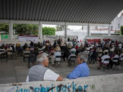Adultos mayores esperan para recibir sus pensiones en el municipio de Tepatepec (Estado de Hidalgo), en junio de 2023.
