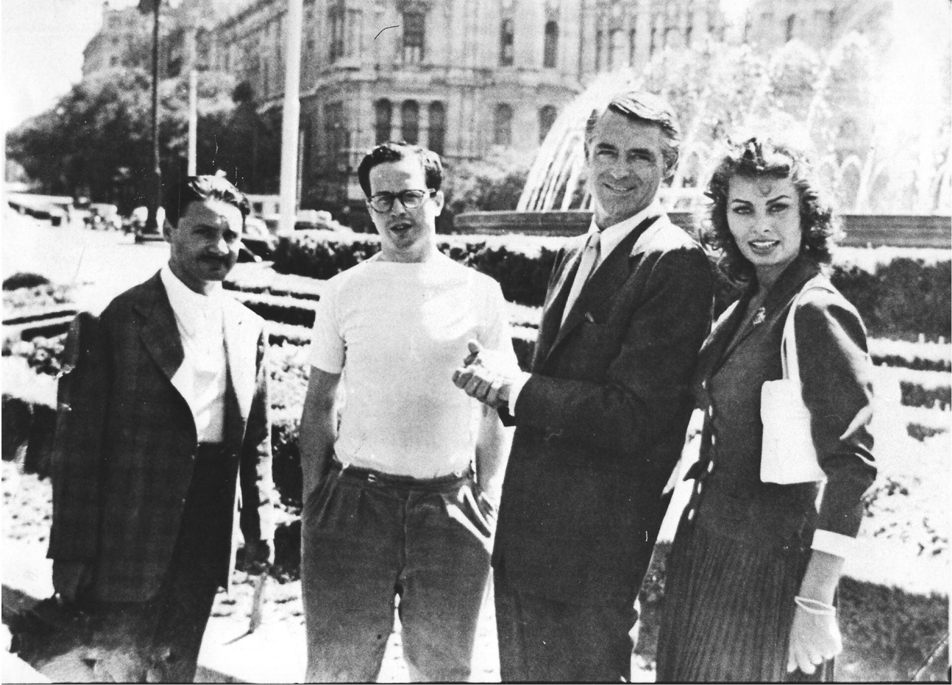 Desde la izquierda, el periodista Jaime Arias, Enrique Herreros, Cary Grant y Sophia Loren, un domingo ante La Cibeles durante el rodaje de 'Orgullo y pasión