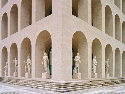 Las 28 esculturas que adornan los arcos de la planta baja son de mármol de carrara, miden 3,40 metros de alto y fueron realizadas por 26 escultores desde 1940.