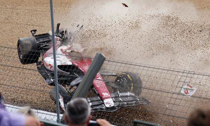 El vehículo de Zhou Guanyu choca contra la valla de protección del circuito de Silverstone. 