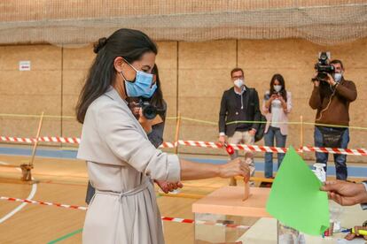 La candidata de Vox a la Presidencia de la Comunidad de Madrid, Rocío Monasterio, ejerce su derecho a voto en el Colegio San Agustín. "Esta votación en Madrid va a cambiar la política española", ha asegurado Monasterio, quien ha insistido en que su partido trabajará por que "no entre la izquierda en Madrid".