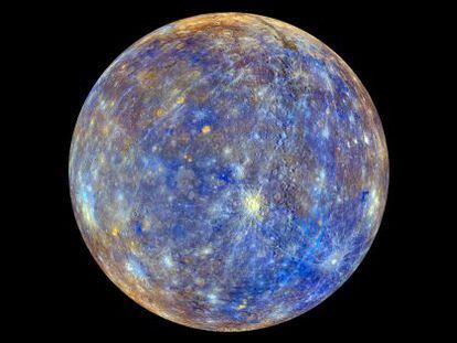 El planeta Mercurio visto por la sonda espacial &lsquo;Messenger&lsquo; con coloraciones que destacan la composici&oacute;n qu&iacute;mica, los minerales presentes y los rasgos f&iacute;sicos en la superficie.  