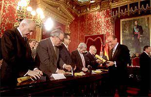 De dercha a izquierda, Pérez Llorca, Peces-Barba, Herrero y Rodríguez de Miñón, Cisneros, Fraga y Roca, ayer en el Ayunyamiento.