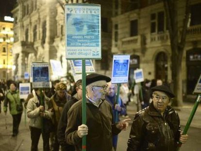 Manifestantes con pancartas de presos de ETA el viernes en Bilbao.