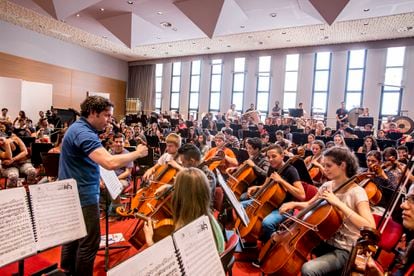 Gustavo Dudamel dirige un ensayo con la orquesta SEYO en La Scala de Milán, en 2015.