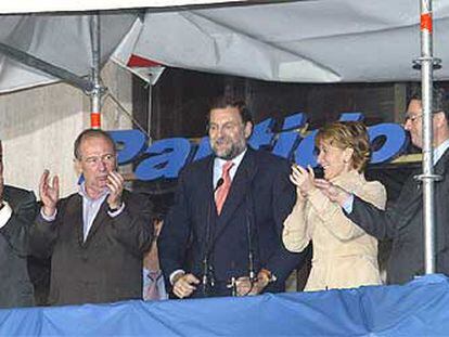 Javier Arenas, Rodrigo Rato, Mariano Rajoy, Esperanza Aguirre, Alberto Ruiz-Gallardón y Jaime Mayor Oreja celebran la victoria electoral en Madrid.