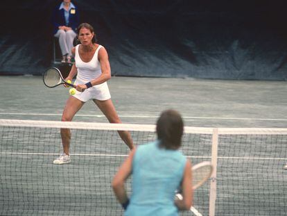 Ren&eacute;e Richards, tenista transexual, devuelve una pelota en la red durante el Open de Estados Unidos de 1977.