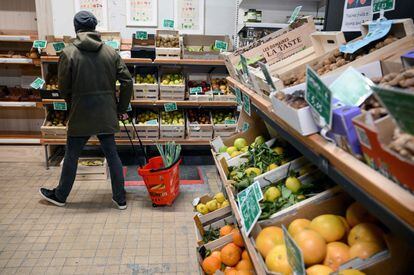 Un hombre comprando en un supermercado de Marsella (Francia)