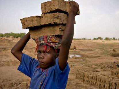 Un niño esclavo acarrea ladrillos en una fábrica en las afueras de Yamena (Chad). 