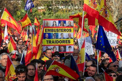  Cientos de simpatizantes asistían al acto organizado por el Partido Popular contra la amnistía, este domingo en el templo de Debod, en Madrid. 