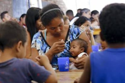 Una migrante venezolana alimenta a su bebé en la Casa de Paso Divina Providencia, un comedor comunitario en Cúcuta, del lado colombiano de la frontera.