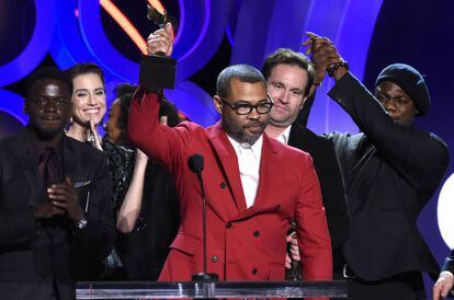 Jordan Peele, con su equipo, recogiendo el premio a mejor película.