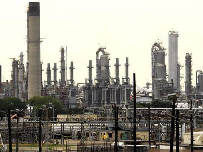 Vista de una refinería de Shel .
