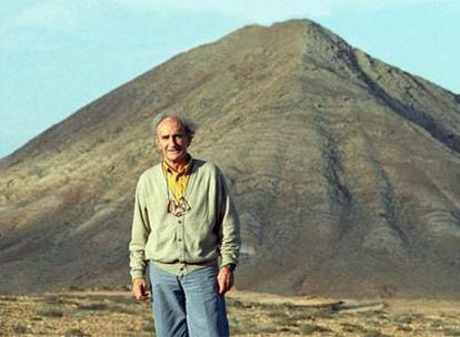 Eduardo Chillida, delante de la montaña Tindaya (Fuerteventura) en 1996.