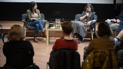 La escritora colombiana Laura Restrepo charla sobre su última novela 'Canción de antiguos amantes' con los participantes del Club de Lectura de EL PAÍS, en Fnac de Bacelona,