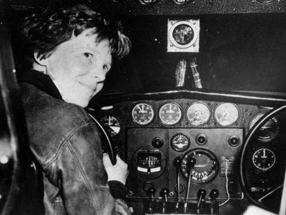 Amelia Earhart antes de su &uacute;ltimo despegue el 2 de julio de 1937.