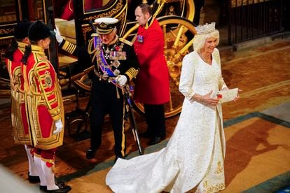 Carlos III y Camila llegan a la entrada del Palacio de Westminster, este martes.