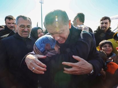 El presidente de Turquía, Recep Tayyip Erdogan, abraza a una superviviente del terremoto, el 8 de febrero de 2023 en la frontera turco-siria.