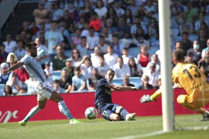Gareth Bale (en el centro) lanza el pase para el gol de Benzema.