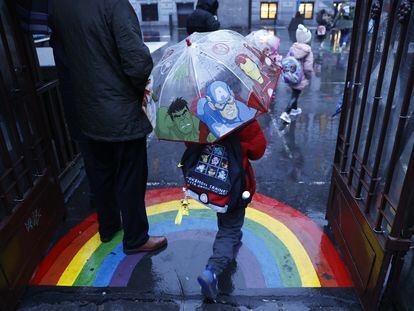 Un alumno entra en un colegio en Bilbao, el pasado enero, tras las vacaciones navideñas.