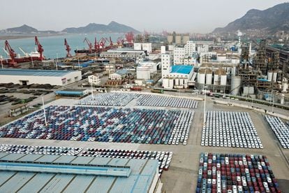 Coches de exportación en el puerto de Lianyungang (China), a comienzos de abril.