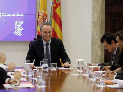 El presidente del Gobierno valenciano, Alberto Fabra (en el centro), durante una reuni&oacute;n celebrada ayer en Valencia. 