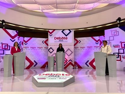 Alejandra del Moral, la moderadora Ginarely Valencia y Delfina Gómez debaten en Toluca, este 18 de mayo.