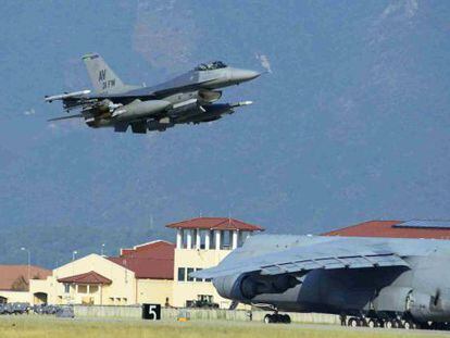 Un F-16 de las Fuerzas Aéreas de los Estados Unidos, despega de la Base aérea de Aviano, Italia, rumbo a Turquía.