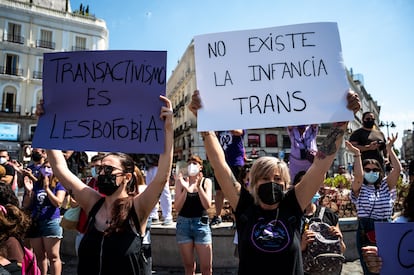 Protesta en contra de la 'ley trans' ante el Congreso, en Madrid en junio de 2021.