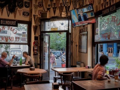 Clientes de un bar en Buenos Aires veían el martes el mensaje televisado de Luis Caputo, ministro de Economía de Milei.