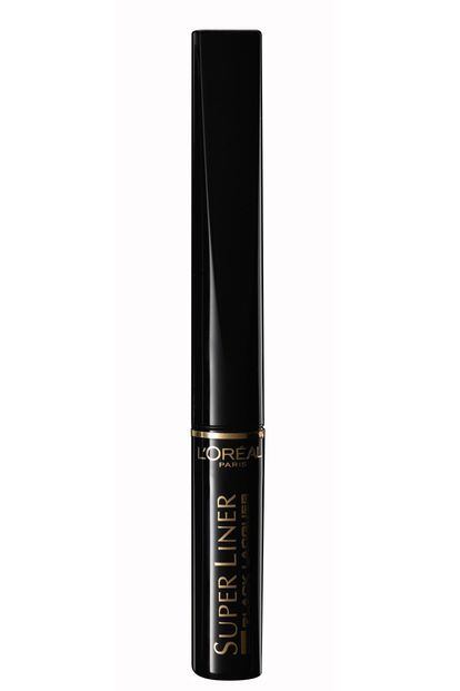 Delineador de ojos Superliner con efecto vinilo nero de L'Oréal. No solo es muy precios sino que tiene una fijación de hasta 24 horas inalterable. Cuesta 8,85 euros.