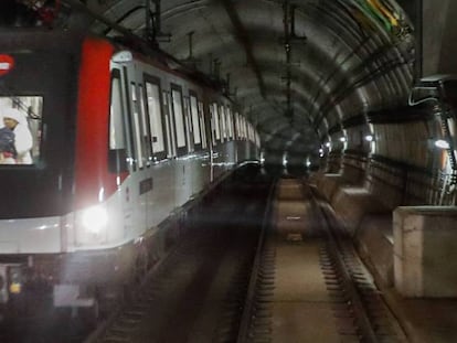 Un metro circula por el trazado del suburbano de Barcelona.