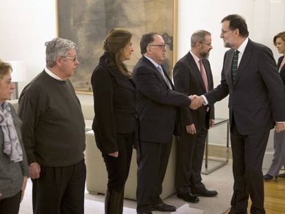 Mariano Rajoy saluda a los representantes de la asociación de víctimas del Yak-42.