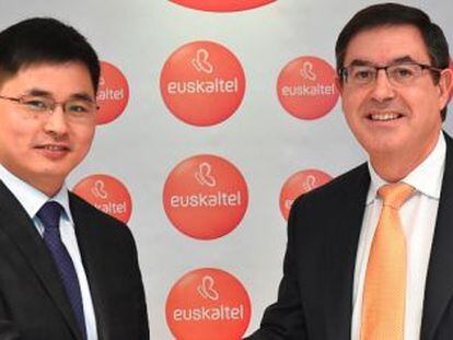 Xiao Ming, presidente de ZTE para Europa, y Alberto Garc&iacute;a Erauzkin, presidente de Euskaltel, ayer tras la firma del acuerdo.