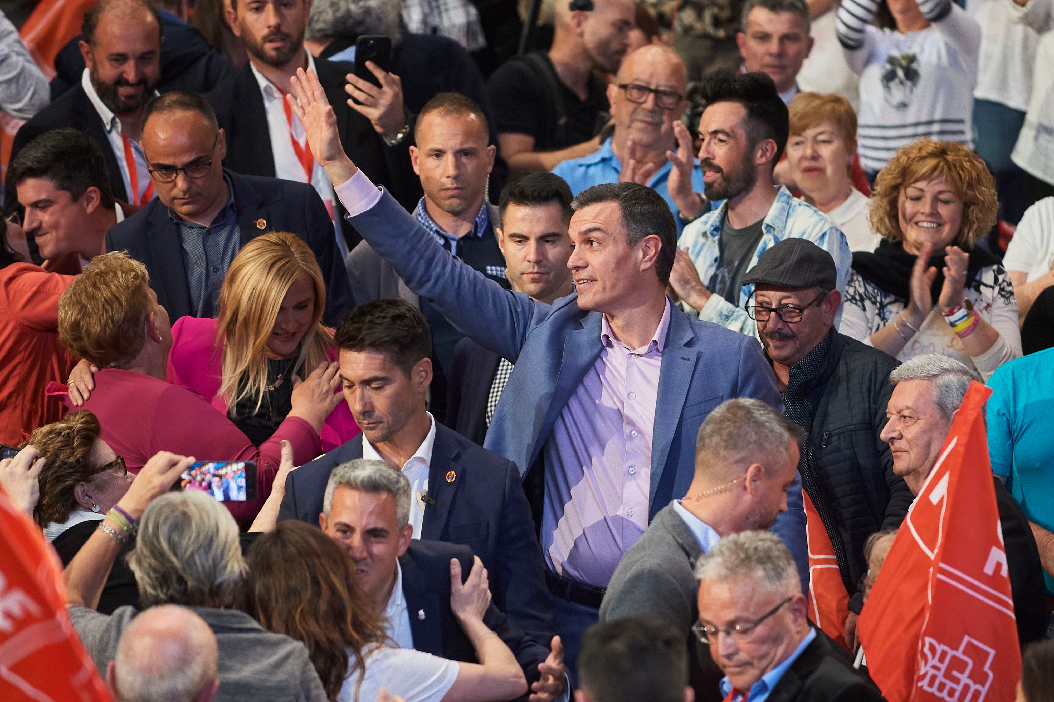 El secretario general del PSOE y presidente del Gobierno, Pedro Sánchez, asiste a un acto electoral en Santander este jueves.