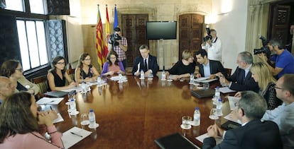 El presidente Ximo Puig, la vicepresidenta M&oacute;nica Oltra y la consejera Mar&iacute;a Jos&eacute; Salvador, con la AVM3J y la comisi&oacute;n asesora de la ley. 