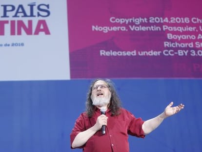 Richard Stallman durante su presentaci&oacute;n en Retina.