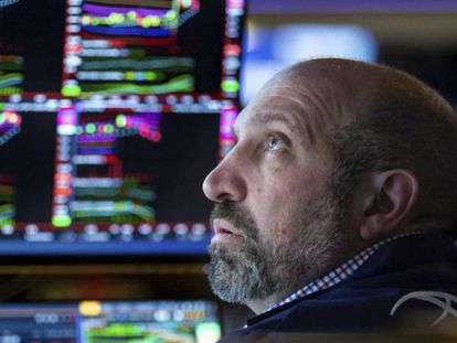 Un operador de la Bolsa de Nueva York, mirando las pantallas de cotizaciones.