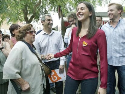 Inés Arrimadas, habla este martes con vecinos de Premià de Mar.