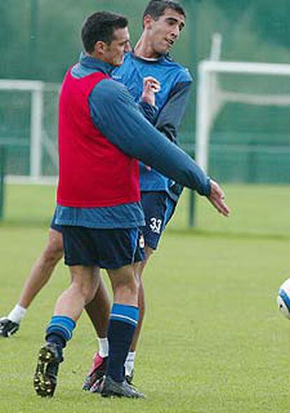 Scaloni, de espaldas, y Carlos Pita, en un lance del entrenamiento.